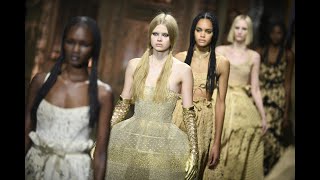 Dior bei Pariser Fashion Week Reifröcke und Korsetts wieder In  AFP [upl. by Licko]