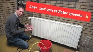 Hoe spoel je het vieze zwarte water uit een radiator via de aftapper [upl. by Eleen]