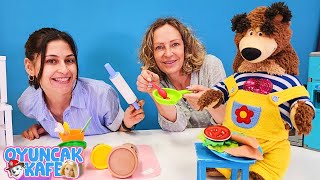 Oyuncak Kafe  Play Doh hamurundan Koca ayı için kıymalı üçgen börek yapıyoruz Çocuk videoları [upl. by Alehcim]