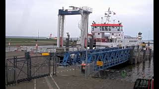 Wegdek autobrug Lauwersoog valt in water [upl. by Ahsenauj]