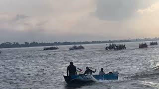 Centrafrique  course de pirogues à Bangui pour la fête nationaleCourse pirogues [upl. by Tirrag994]