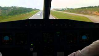 Airbus 319 Cockpit View Landing  Bucaramanga Rwy 35  SKBG [upl. by Anod]