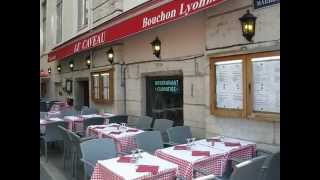 Le Caveau à proximité de la place Bellecour à Lyon une brasserie au centre de Lyon [upl. by Cordelia877]