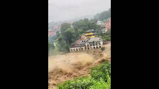 Torrentes de agua mortales bajan por las laderas de ĺas montañas en Nepal Flood Rain flooding [upl. by Yeldar]