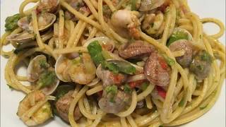 RICETTA SPAGHETTI O MACCHERONI ALLA CHITARRA CON VONGOLE GAMBERETTI ED ASPARAGI [upl. by Seyler558]