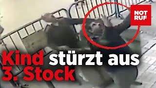 Polizist fängt Kind nach Fenstersturz auf – Überwachungskamera filmt Schockmoment [upl. by Doolittle162]