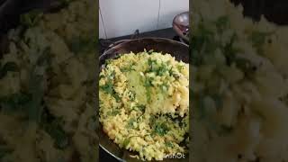 Bataka paua or poha for breakfast 🤔 homemade delicious poha [upl. by Kernan]