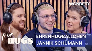 Ehrenhugbällchen  mit Jannik Schümann  FREE HUGS  Mit Riccardo und Anke  13  Podcast [upl. by Adamsun]