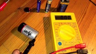 Batterie testen mit Multimeter Knopfbatterie 9 Volt Block Spannung AA und AAA DCV messen Anleitung [upl. by Bouton]