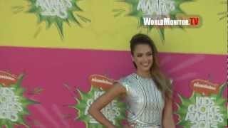 Jessica Alba arrives at Nickelodeon Kids Choice Awards 2013 [upl. by Analaj]