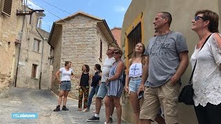 Huizen voor één euro Nederlandse toeristen lopen Ollolai op Sardinië plat  RTL NIEUWS [upl. by Nerraw]