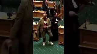 Haka en el Parlamento de Nueva Zelanda por los derechos de los maoríes [upl. by Bela]