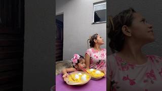 Alexia enganou a mamãe e ficou com os ovos ￼ comédia humor comedia humorecomedia viralshort [upl. by Westmoreland]