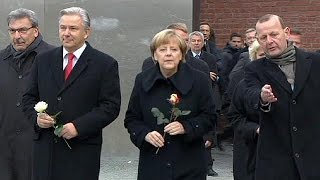 Germania 25 anni fa cadde il Muro di Berlino Merkel omaggia i morti per la libertà [upl. by Noicpecnoc]