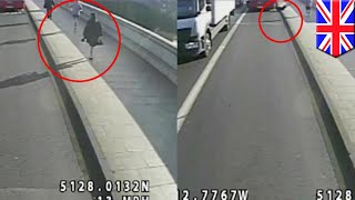 Jogger shoves woman into path of oncoming bus on Putney Bridge manhunt underway  TomoNews [upl. by Anaihk]