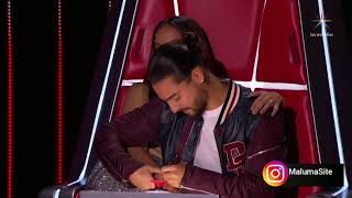 La Voz México  Maluma le hace un tatuaje en la mano a Anitta❤️ [upl. by Wildon326]