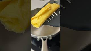 Use a little bit of oil in a stainless steel pan to fry an omelette eggs cooking omelette [upl. by Arehahs]