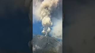 Popocatepetl lanzando fumarolas gases cenizas y vapor de agua [upl. by Azilem]