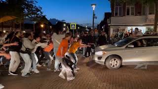 Toeterende fans vieren feest op kruising in Drachten [upl. by Sevik]