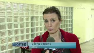 A atriz Márcia Cabrita fez ontem um relato bem humorado da experiência que está vivendo com o [upl. by Dibb]