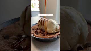 Varm Chocolate Chip Brownie  Recept hittar du länkad i min profil eller på ninacederholmse [upl. by Anelej]