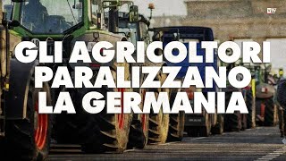 Gli agricoltori paralizzano la Germania  Dietro il Sipario  Talk Show [upl. by Doris]