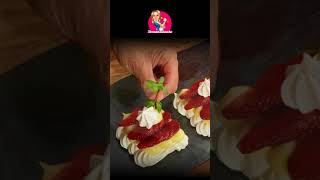 Pavlova Törtchen mit Erdbeeren Knusprig amp Fruchtig 🍓 Sehr LECKER LINK IN DER BESCHREIBUNG 👇 shorts [upl. by Kelci385]