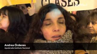 Un grupo de apoderados del Instituto Nacional protestó frente al Municipio de Santiago [upl. by Eiramanel]