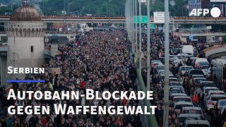 Serbien AutobahnBlockade nach Schusswaffenangriffen  AFP [upl. by Colner]