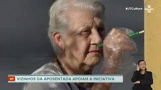 Idosa de 85 anos transforma postes na Mooca com pinturas florais [upl. by Ader86]