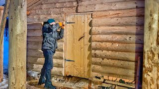 We live in the taiga and build a log cabin from scratch Installing a door and floor in a log cabin [upl. by Stoops]