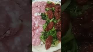 Pizza meia brócolis com tomate seco e meia salame [upl. by Yrrag9]