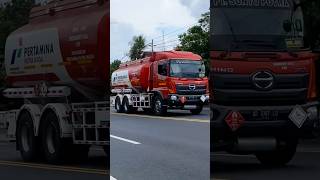 BALAPAN TRUK TANGKI PERTAMINA VS BIS BUS SINAR JAYA NGEBUT SAMPAI OLENG shorts trending subscribe [upl. by Alica]