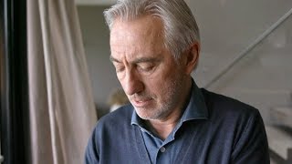 Van Marwijk krijgt het moeilijk bij beelden WKfinale  SHIRTJE RUILEN [upl. by Eciruam]