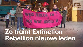 Zo traint Extinction Rebellion nieuwe leden voor een klimaatprotest [upl. by Ornie960]