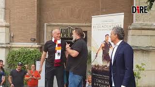 Colosseo arriva il gladiatore Russell Crowe e grida ‘Forza Roma’ [upl. by Audres]