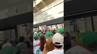 TORCIDA DO PALMEIRAS RECLAMA APÓS DEMORA PARA ENTRAR NA LIGGA ARENA EM CURITIBA CONTRA O ATHLETICO [upl. by Renelle41]