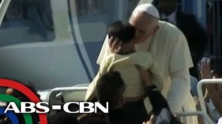 For the last time in PH Pope kisses kids [upl. by Lashonda]