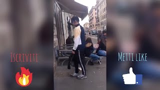 TRAFFIK AGGREDISCE UN COMMESSO DEL BURGER KING E PRENDE A PUGNI LA VETRINA DEL NEGOZIO A ROMA [upl. by Ideih]