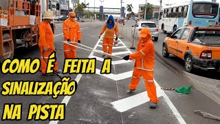 SINALIZAÇÃO NO ASFALTO COMO É FEITA A PINTURA linhasnoasfalto pinturanoasfalto sinalização [upl. by Nlyak]