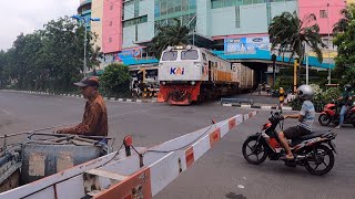 Kompilasi Kereta Api di Perlintasan Jalan Dupak dan Terowongan PGS 3 [upl. by Htaeh]