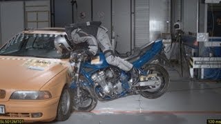 Crashtest Motorradschutzsysteme AirbagWesten  ADAC [upl. by Nesyla]