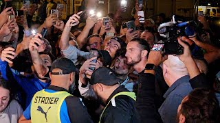 OM  Adrien Rabiot accueilli à laéroport de Marseille par des supporters en feu [upl. by Emiolhs944]