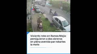 Violento robo en Ramos Mejía persiguieron a dos obreros en plena avenida para robarles la moto [upl. by Anbul]