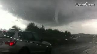 Trichterwolke über Autobahn  Vorstufe eines Tornados [upl. by Giza]