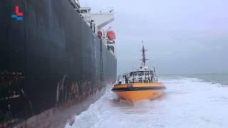 Jetgedreven tender Discovery klasse  Nederlands Loodswezen 2014 [upl. by Hazaki]