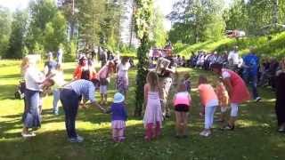 Dans runt midsommarstång i Månsbyn Kalix 2013 [upl. by Nnaxor468]