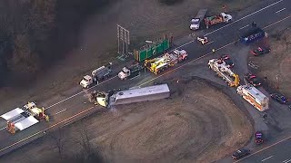 TractorTrailer nearly crashes into other vehicles on Louisiana highway [upl. by Farmelo]