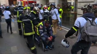 Un quotgilet jaunequot blessé évacué par les pompiers à Bordeaux [upl. by Louanna]