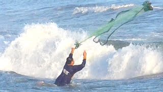 Así es como un Pescador se enfrenta a las Grandes olas para una Gran Pesca [upl. by Mohn]